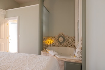 Suite, 1 King Bed with Sofa bed, Jetted Tub (Roman Suite: Two Rooms)
