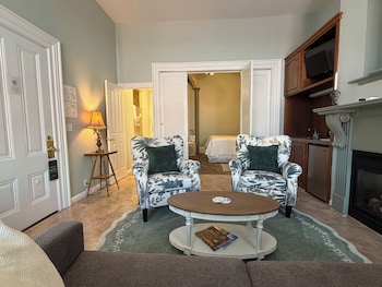 Suite, 1 King Bed with Sofa bed, Jetted Tub (Roman Suite: Two Rooms)