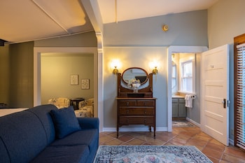 Family Room, 1 King Bed with Sofa bed