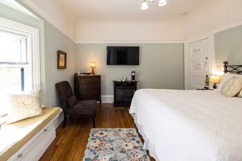 Room, 1King Bed, Fireplace (The Oak Room)
