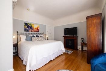 Room, 1 King Bed, Jetted Tub (Tower Room)