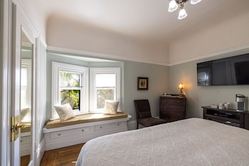 Room, 1King Bed, Fireplace (The Oak Room)