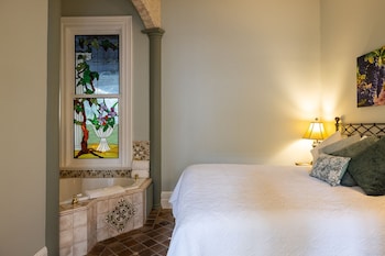Suite, 1 King Bed with Sofa bed, Jetted Tub (Roman Suite: Two Rooms)