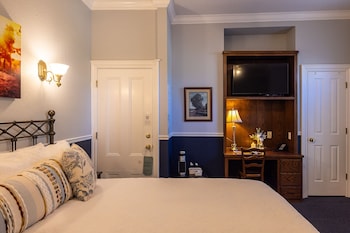 Room, 1 King Bed, Fireplace (Kirtley's Retreat)
