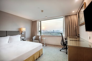 1 Queen Bed Standard