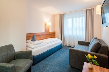 Family Room, 3 Twin Beds