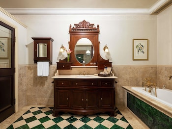 Majapahit Legendary Suite King Bed