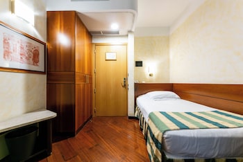 Wheelchair accessible single room