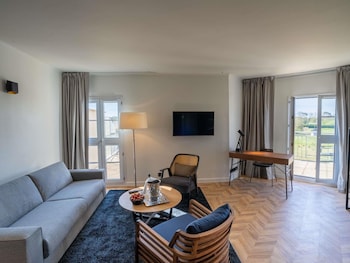 Suite, 1 King Bed with Sofa bed