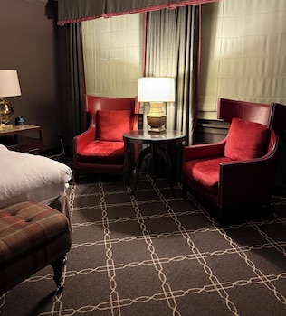 Deluxe Room, 1 King Bed, City View (Deluxe King ADA)