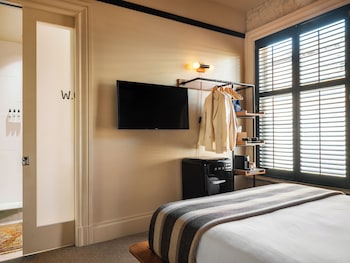 Standard Room, 1 Queen Bed (The Queen)