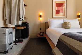 Deluxe Room, 1 Queen Bed (The Deluxe Queen)
