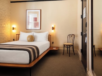 Standard Room, 1 Queen Bed (The Queen)