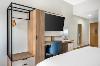 Standard Room, 1 King Bed, Non Smoking, Jetted Tub