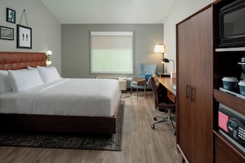 Room, 1 King Bed, Hearing Accessible (Roll-in Shower)