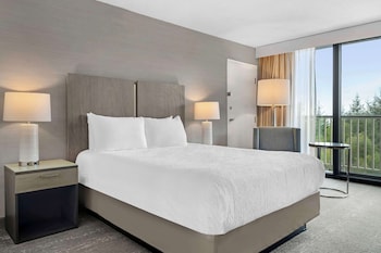Standard Room, 1 Queen Bed, Refrigerator & Microwave, Oceanfront (Non Pet Friendly)