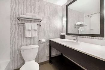 Standard Room, 1 Queen Bed, Refrigerator & Microwave, Oceanfront (Non Pet Friendly)