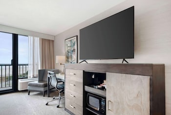 Standard Room, 1 Queen Bed, Refrigerator & Microwave, Oceanfront (Non Pet Friendly)