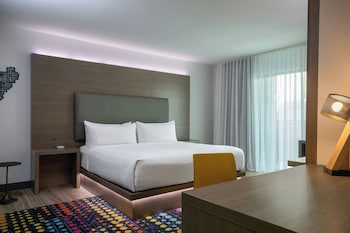 Suite, 1 King Bed, Balcony