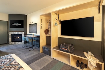 Junior Suite, 1 King Bed, Mobility Accessible, Fireplace (Roll-In Shower)