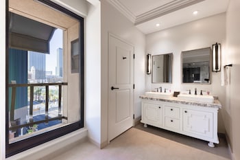 The Scandal Suite, 1 King, Strip View