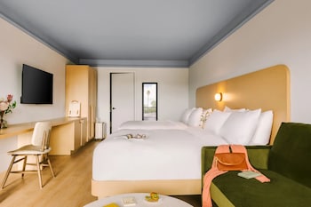 Standard Room, 2 Queen Beds, Pool View