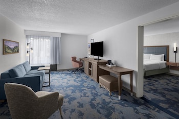 Suite, 1 King Bed, Mobility Accessible, Microwave