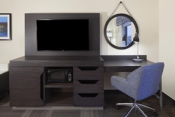 Room, 1 King Bed, Mobility Accessible, Microwave