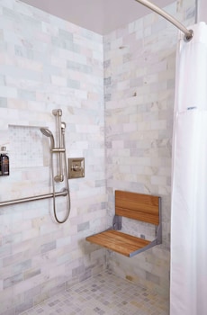 Apartment, 1 Queen Bed, Mobility Accessible, Kitchen