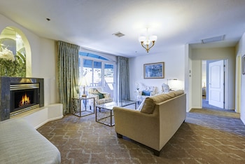 Luxury King Suite (non-pet friendly)