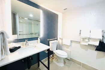 Room, 2 Queen Beds, Mobility Accessible, Non Smoking (Roll-in Shower)