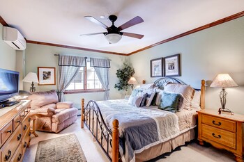 Condo, 2 Bedrooms