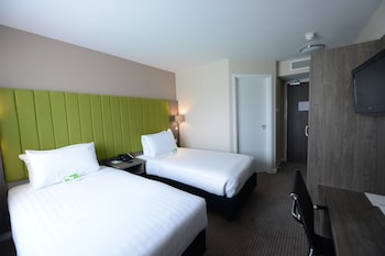 Standard Room, 2 Twin Beds (Parade Ring View)