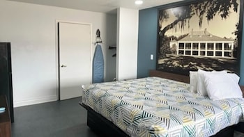 Standard Room, 1 King Bed, Smoking, Refrigerator & Microwave