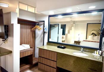 Suite, 1 King Bed, Non Smoking (with Sofabed)