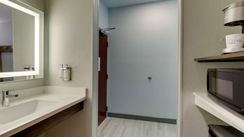 Standard Room, 1 King Bed, Mobility Accessible (Accessible Tub)