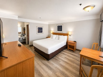 Basic Room, 1 Queen Bed, Non Smoking, Refrigerator & Microwave