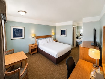Basic Room, 1 Queen Bed, Non Smoking, Refrigerator & Microwave