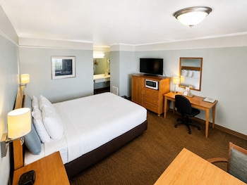 Basic Room, 1 Queen Bed, Non Smoking, Refrigerator & Microwave