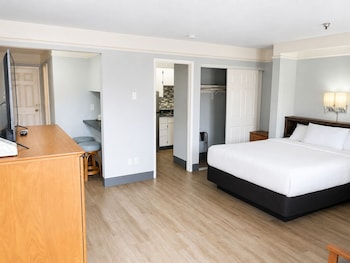 Deluxe Room, 1 Queen Bed, Kitchenette