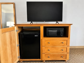 Deluxe Room, 1 King Bed, Accessible, Patio