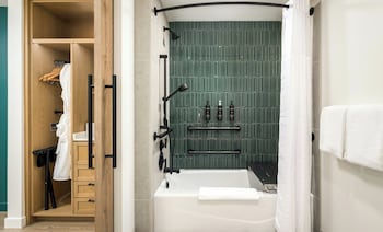 Club Room, 1 King Bed, Accessible (ADA Tub)