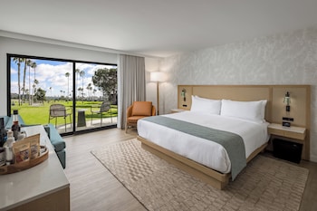 Club Room, 1 King Bed, Accessible (ADA Tub)