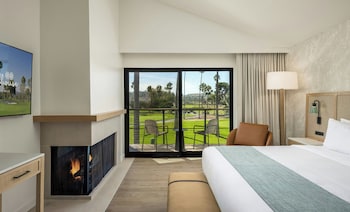 Suite, 1 King Bed, Golf View (w/Fireplace)