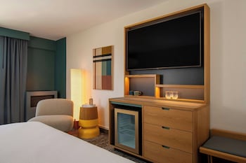 Deluxe Room, 1 King Bed, Patio