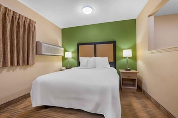 Deluxe Studio, 1 Queen Bed with Sofa bed, Non Smoking