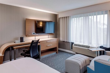 Room, 1 King Bed, Hearing Accessible, Balcony (Roll-in Shower & Transfer Shower)