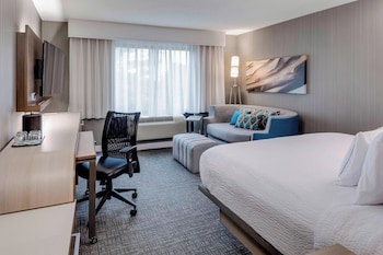 Room, 1 King Bed, Hearing Accessible, Balcony (Roll-in Shower & Transfer Shower)