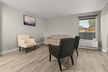 Suite Room, 1 King Bed, Non Smoking, Jetted Tub