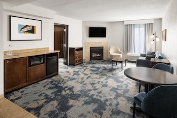 Suite, 1 King Bed, Accessible, Fireplace (Mobility and Hearing)